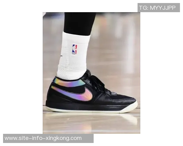 库里赛前训练穿上布克首款签名鞋Book1迎战太阳队展现默契配合